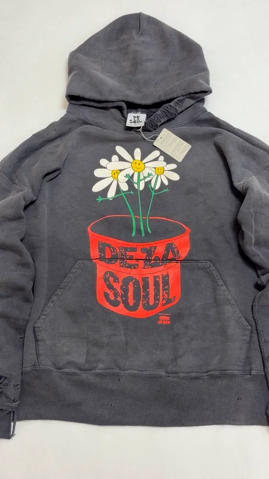 SAINT Mxxxxxx × DE LA SOUL DLS_HOODIE/DE LA SOUL/BLK DE LA SOUL co-branded potted plant destruction hoodie, washed black S-XL, a very important hoodie this season. It embodies the brand philosophy through the humorous potted plant and slogan design. In addition, through a large number of hand-made fraying, cutting and other damage processing, as well as heavy washing and oxidative fading treatment, a perfect Vintage effect is created. Original mold opening Customized co-branded main mark and wash water mark, correct version